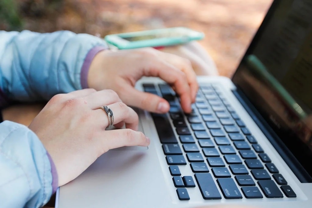 Finis les prompts complexes : comment Yiaho vous facilite l'IA